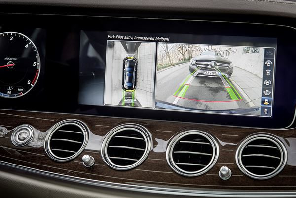 La Mercedes Classe E se démarque par une ligne dynamique et un intérieur raffiné