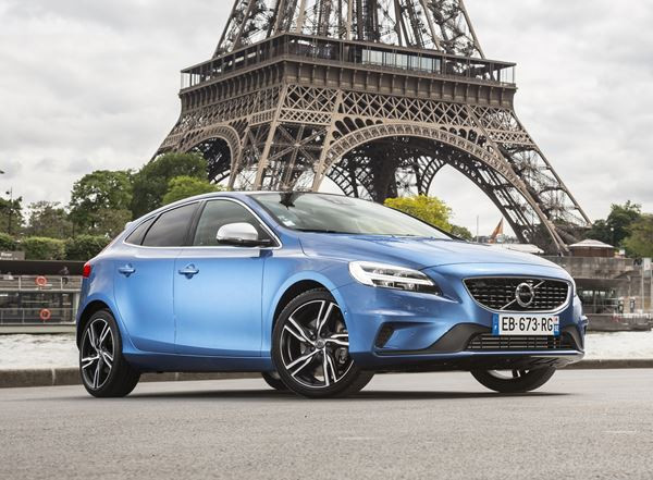 La Volvo V40 restylée arbore une nouvelle face avant