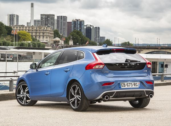 La Volvo V40 restylée arbore une nouvelle face avant