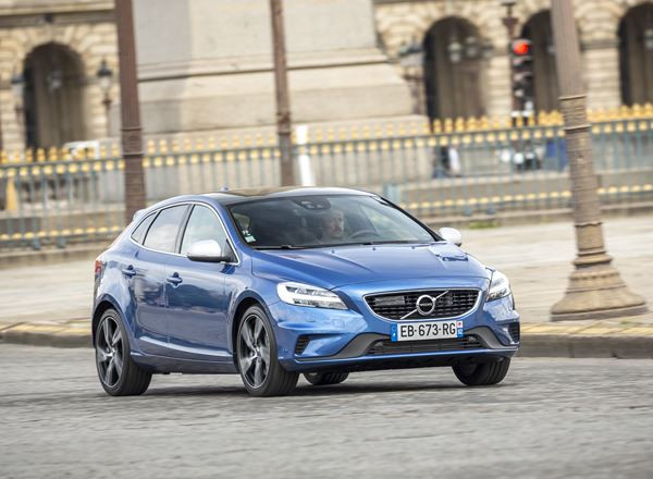 La Volvo V40 restylée arbore une nouvelle face avant