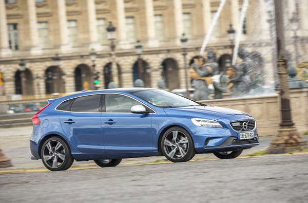La Volvo V40 restylée arbore une nouvelle face avant