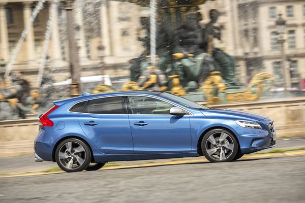 La Volvo V40 restylée arbore une nouvelle face avant