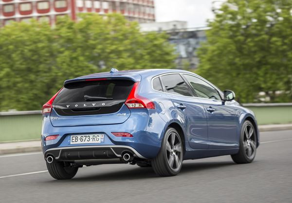 La Volvo V40 restylée arbore une nouvelle face avant