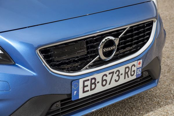 La Volvo V40 restylée arbore une nouvelle face avant