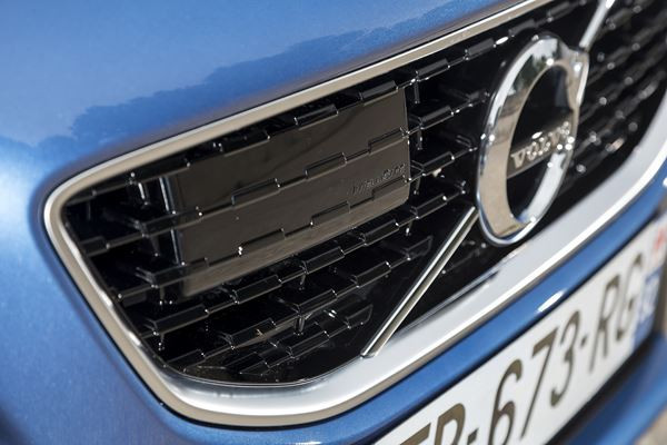 La Volvo V40 restylée arbore une nouvelle face avant