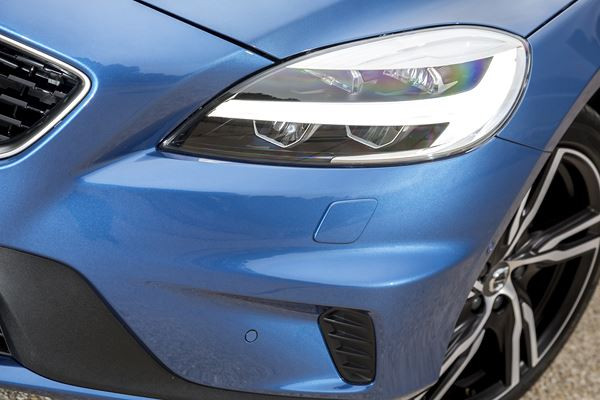 La Volvo V40 restylée arbore une nouvelle face avant