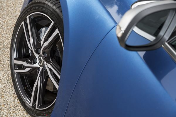 La Volvo V40 restylée arbore une nouvelle face avant