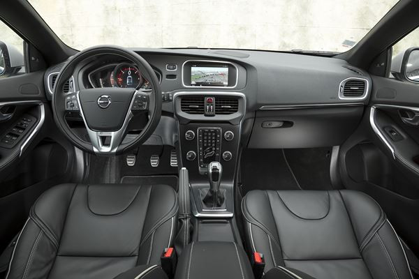La Volvo V40 restylée arbore une nouvelle face avant