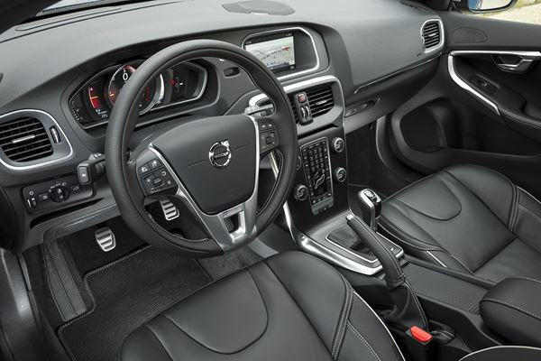 La Volvo V40 restylée arbore une nouvelle face avant