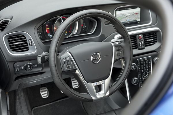 La Volvo V40 restylée arbore une nouvelle face avant