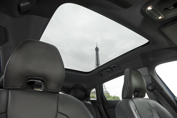 La Volvo V40 restylée arbore une nouvelle face avant
