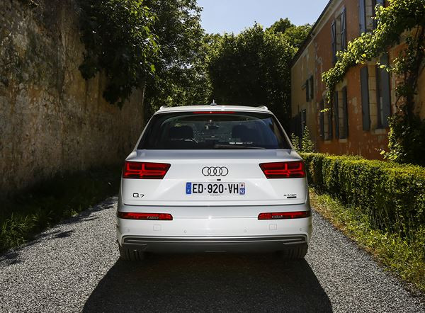 L'Audi Q7 e-tron quattro embarque une motorisation hybride diesel rechargeable