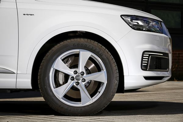 L'Audi Q7 e-tron quattro embarque une motorisation hybride diesel rechargeable