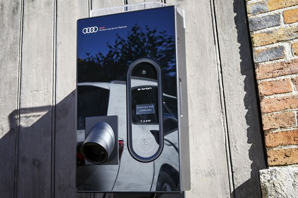 L'Audi Q7 e-tron quattro embarque une motorisation hybride diesel rechargeable