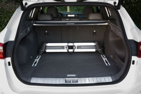 La Kia Optima SW offre un volume de chargement de 552 litres