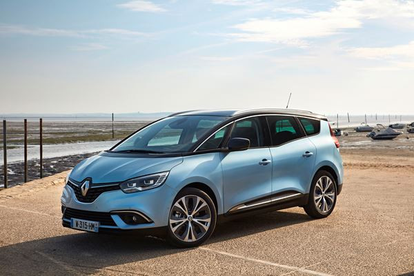 Le Renault Grand Scénic affiche une ligne de caractère arrière marquée