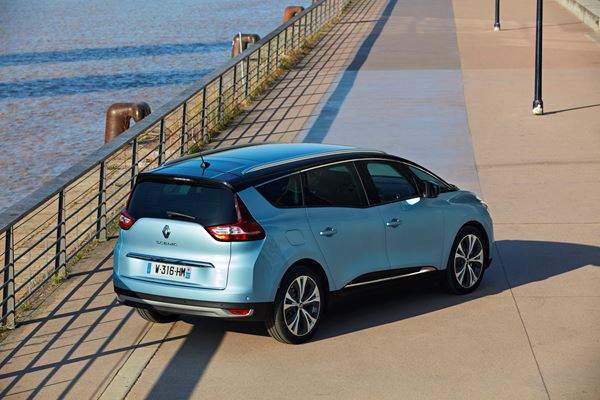 Le Renault Grand Scénic affiche une ligne de caractère arrière marquée