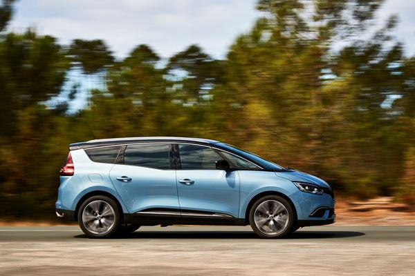 Le Renault Grand Scénic affiche une ligne de caractère arrière marquée
