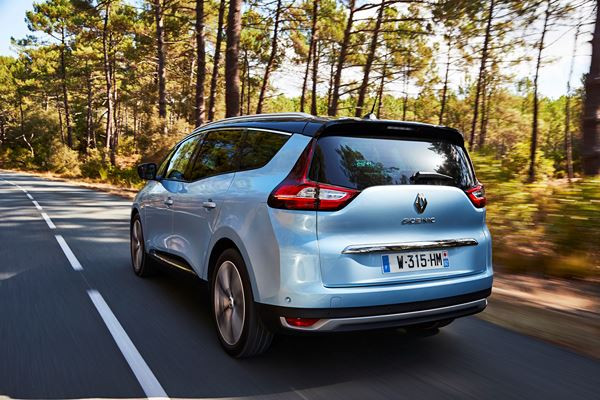 Le Renault Grand Scénic affiche une ligne de caractère arrière marquée