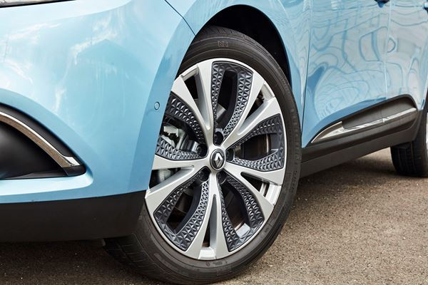 Le Renault Grand Scénic affiche une ligne de caractère arrière marquée