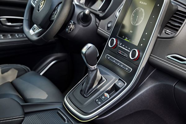 Le Renault Grand Scénic affiche une ligne de caractère arrière marquée