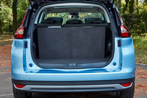 Le Renault Grand Scénic affiche une ligne de caractère arrière marquée