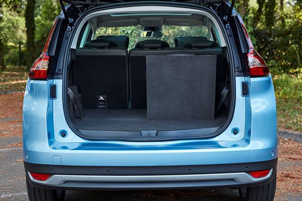 Le Renault Grand Scénic affiche une ligne de caractère arrière marquée