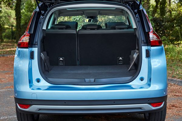 Le Renault Grand Scénic affiche une ligne de caractère arrière marquée