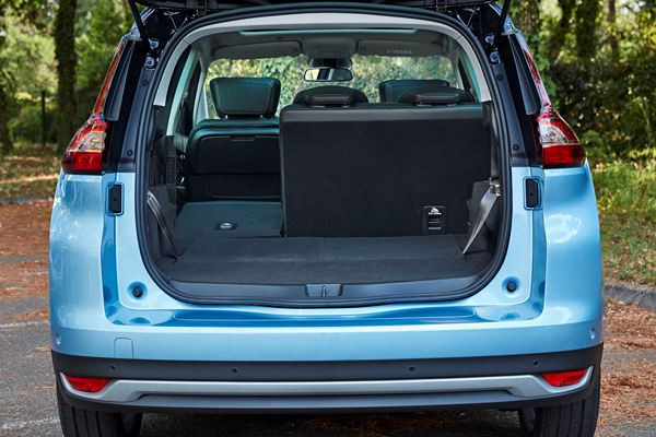 Le Renault Grand Scénic affiche une ligne de caractère arrière marquée