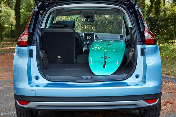 Le Renault Grand Scénic affiche une ligne de caractère arrière marquée