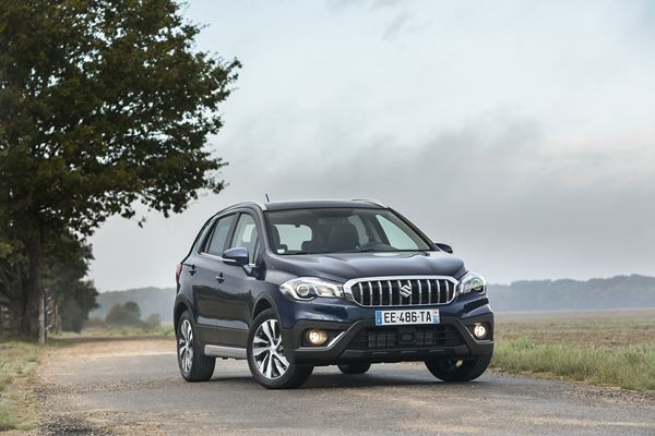 Le SUV compact Suzuki S-Cross adopte une calandre haute et puissante