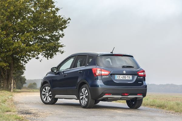 Le SUV compact Suzuki S-Cross adopte une calandre haute et puissante