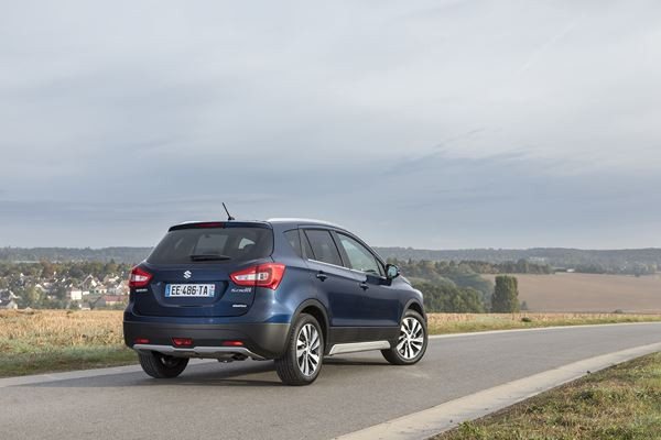 Le SUV compact Suzuki S-Cross adopte une calandre haute et puissante