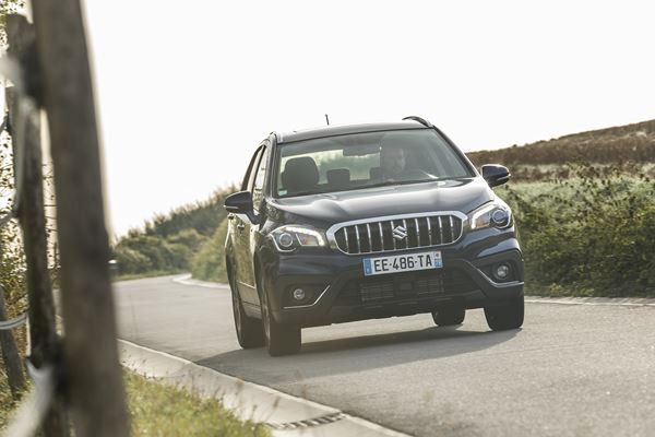 Le SUV compact Suzuki S-Cross adopte une calandre haute et puissante