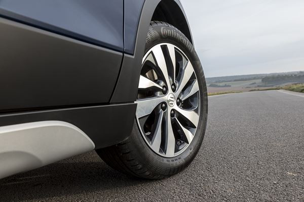 Le SUV compact Suzuki S-Cross adopte une calandre haute et puissante