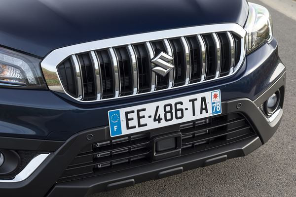 Le SUV compact Suzuki S-Cross adopte une calandre haute et puissante