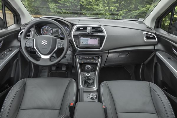 Le SUV compact Suzuki S-Cross adopte une calandre haute et puissante