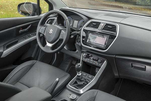 Le SUV compact Suzuki S-Cross adopte une calandre haute et puissante