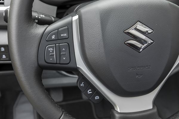 Le SUV compact Suzuki S-Cross adopte une calandre haute et puissante