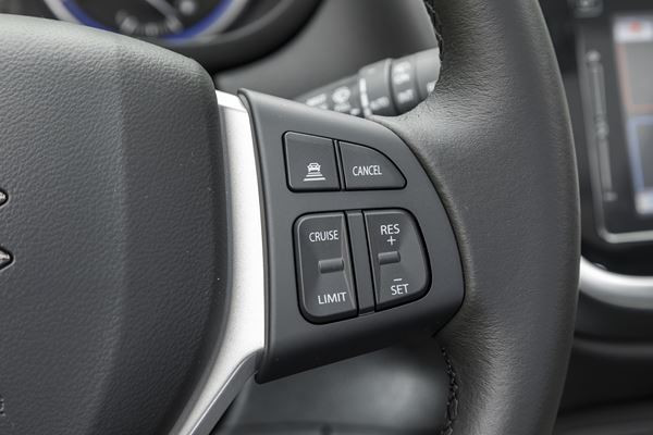 Le SUV compact Suzuki S-Cross adopte une calandre haute et puissante