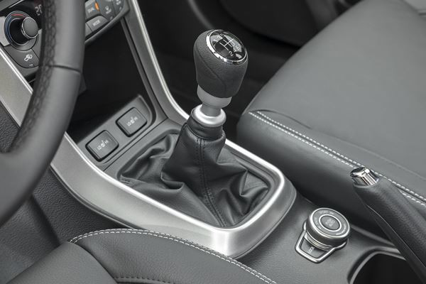 Le SUV compact Suzuki S-Cross adopte une calandre haute et puissante