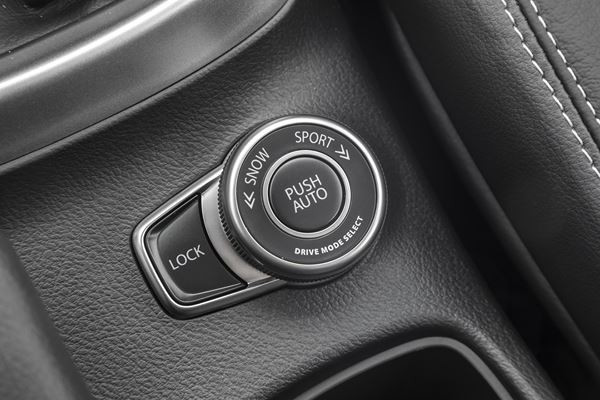 Le SUV compact Suzuki S-Cross adopte une calandre haute et puissante