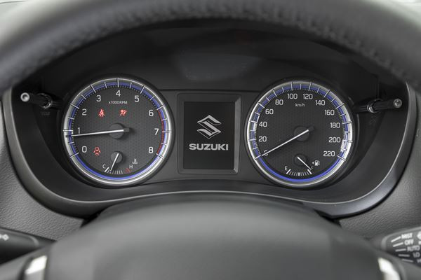Le SUV compact Suzuki S-Cross adopte une calandre haute et puissante