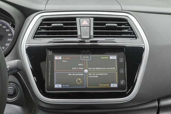 Le SUV compact Suzuki S-Cross adopte une calandre haute et puissante