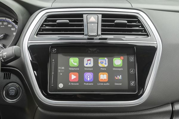 Le SUV compact Suzuki S-Cross adopte une calandre haute et puissante