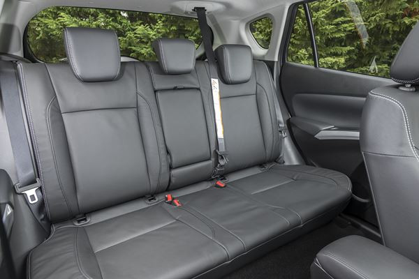 Le SUV compact Suzuki S-Cross adopte une calandre haute et puissante