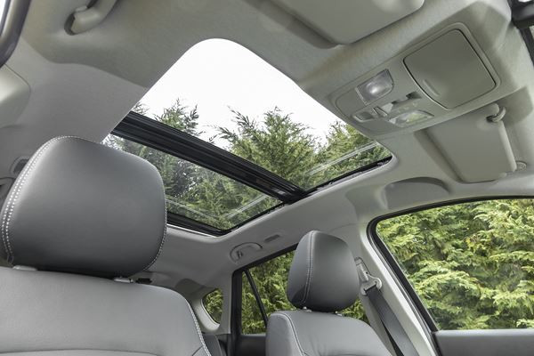 Le SUV compact Suzuki S-Cross adopte une calandre haute et puissante