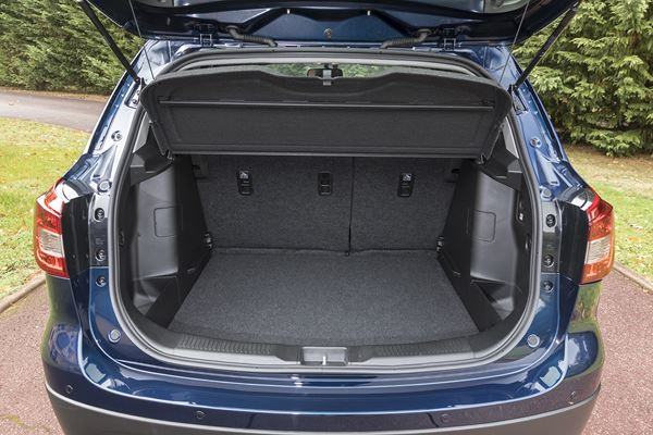 Le SUV compact Suzuki S-Cross adopte une calandre haute et puissante