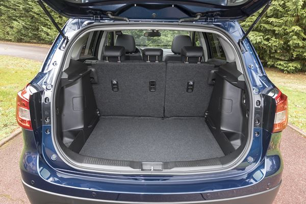 Le SUV compact Suzuki S-Cross adopte une calandre haute et puissante