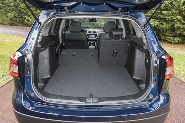 Le SUV compact Suzuki S-Cross adopte une calandre haute et puissante